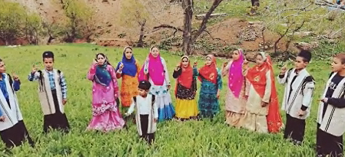 نماهنگ زیبا از اجرای سرود «قله نزدیکه» توسط دانش‌آموزان بختیاری روستای کلوسه